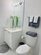 151 SE 1st St, Unit 1611 in Miami, FL - Foto de edificio - Building Photo