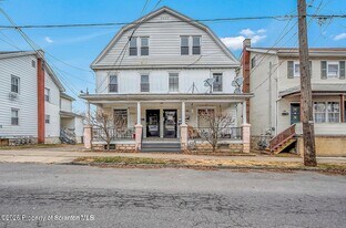 402 Scott St in Wilkes-Barre, PA - Building Photo