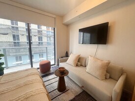 11 NE 6th St in Miami, FL - Building Photo