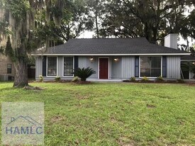 300 Robinson Loop in Richmond Hill, GA - Building Photo