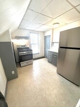 220 W Pierce St, Unit 2 in Macomb, IL - Building Photo - Building Photo