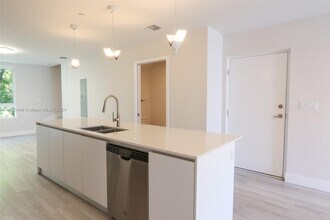 2555 NE 193rd St in Miami, FL - Foto de edificio - Building Photo