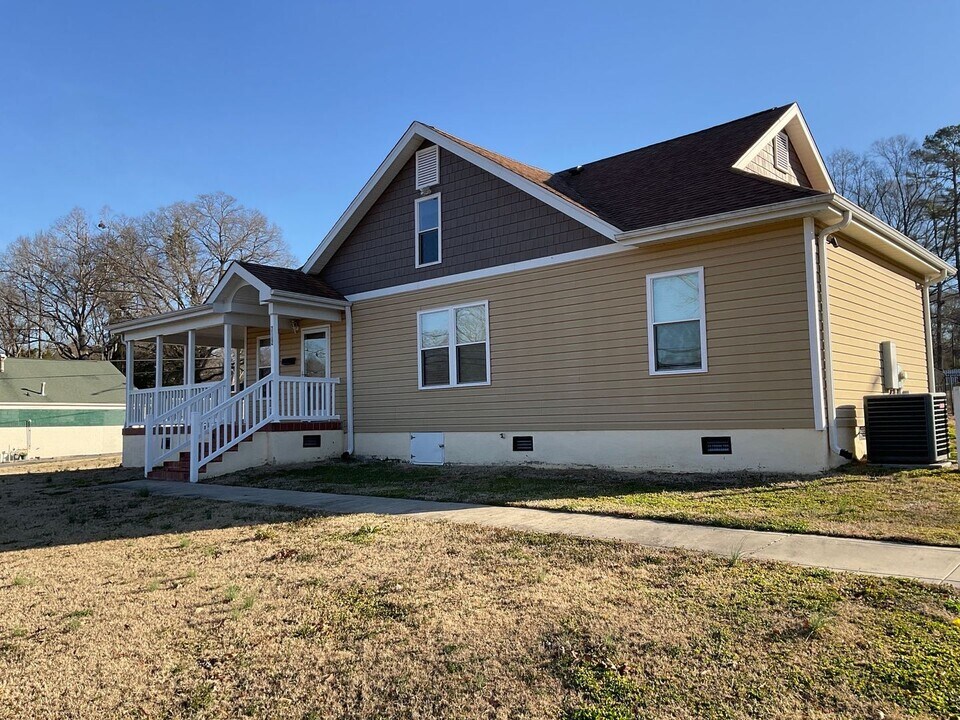 702 S Chestnut St in Gastonia, NC - Building Photo