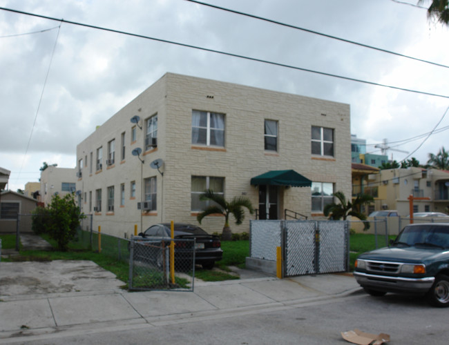 261 SW 12th St in Miami, FL - Foto de edificio - Building Photo