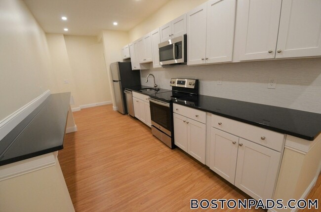35 Brookline St, Unit 2 in Cambridge, MA - Foto de edificio - Building Photo