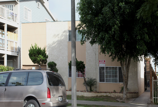 1056 Walnut Ave in Long Beach, CA - Foto de edificio - Building Photo