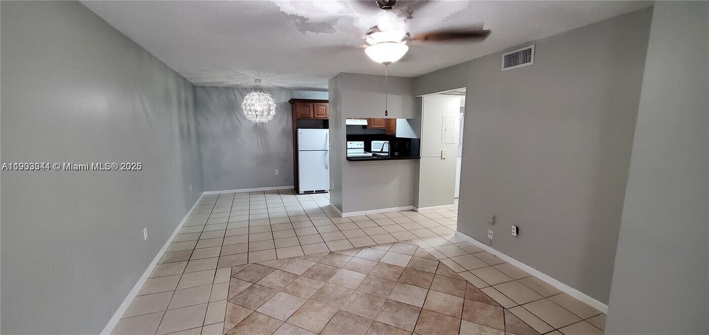 15609 SW 73rd Cir Terrace in Miami, FL - Building Photo