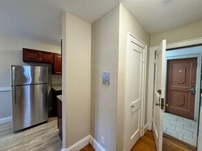 8 Cogswell Ave, Unit 1 in Cambridge, MA - Foto de edificio - Building Photo