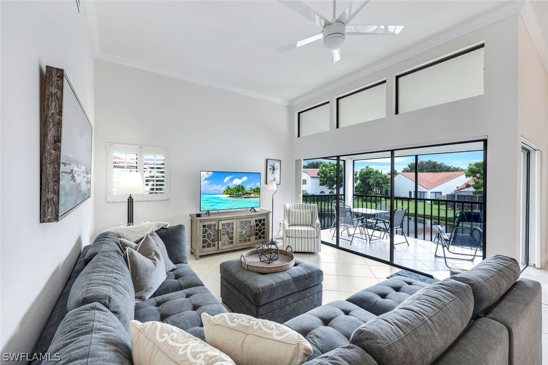 631 Beachwalk Cir in Naples, FL - Building Photo