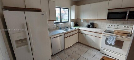 19525 Cypress Ct E in Hialeah, FL - Building Photo - Building Photo