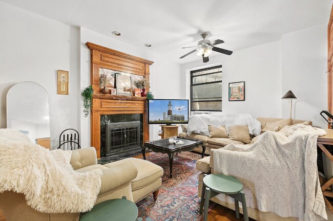 65 W 70th St in New York, NY - Foto de edificio - Building Photo