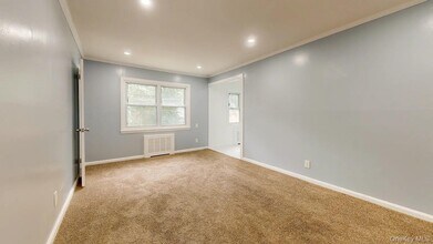 22 Whitney Ave in Floral Park, NY - Foto de edificio - Building Photo