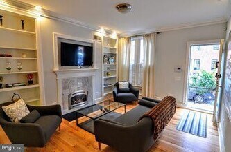 1029 30th St NW in Washington, DC - Foto de edificio - Building Photo