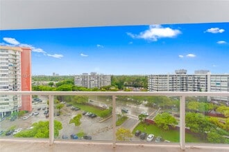 1301 NE Miami Gardens Dr in Miami Gardens, FL - Foto de edificio - Building Photo