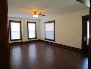 225 E Findlay St, Unit Apt B in Carey, OH - Foto de edificio - Building Photo