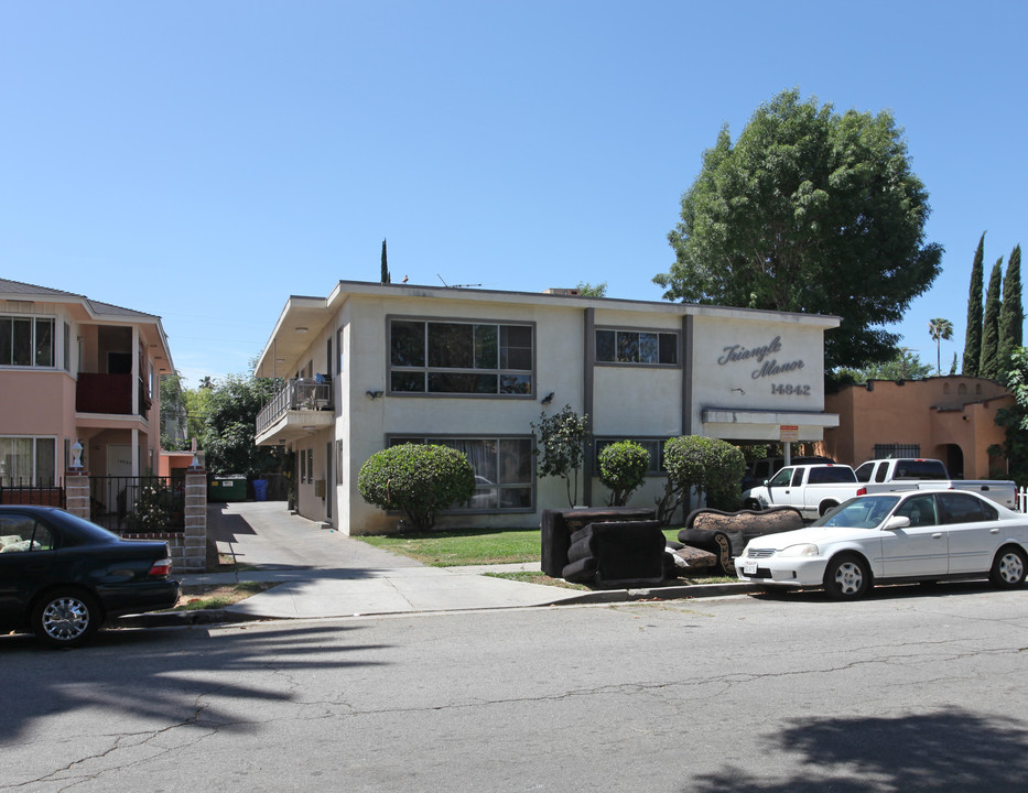 Triangle Manor in Van Nuys, CA - Building Photo