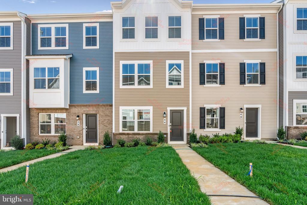44 Brookfield Mews in Ranson, WV - Building Photo