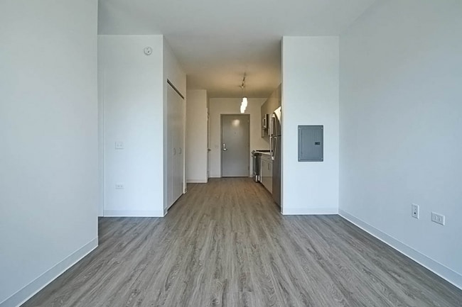 property at 809 W Van Buren St