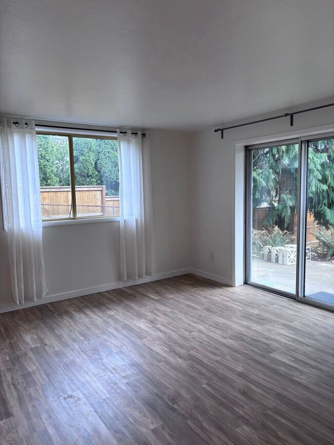 225 NW Ione St in Dundee, OR - Building Photo - Building Photo