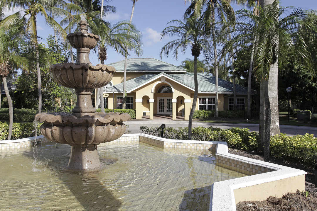 Windward Lakes in Pompano Beach, FL - Foto de edificio