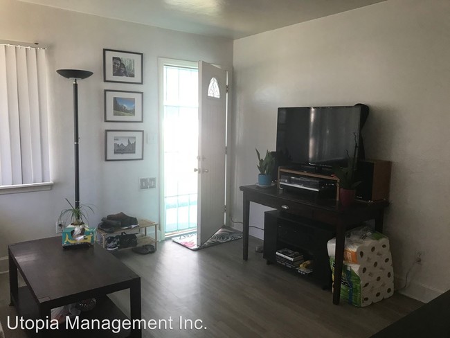 1633 Hornblend St in San Diego, CA - Building Photo - Building Photo
