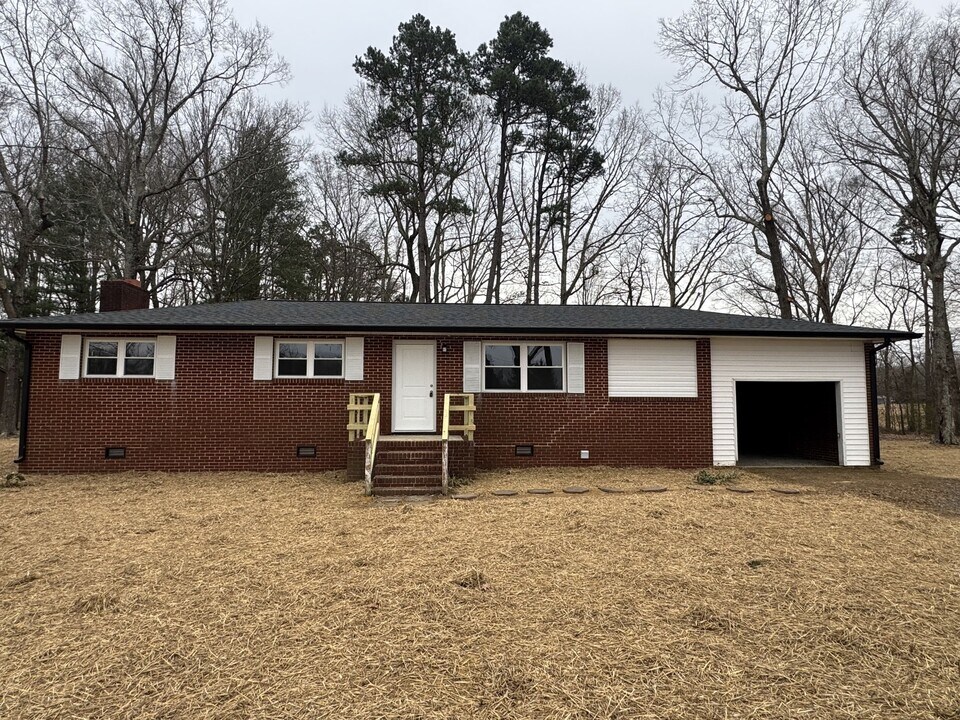 5332 Hicone Rd in McLeansville, NC - Building Photo