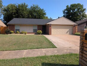 2001 Oakhollow Dr in Norman, OK - Building Photo - Building Photo