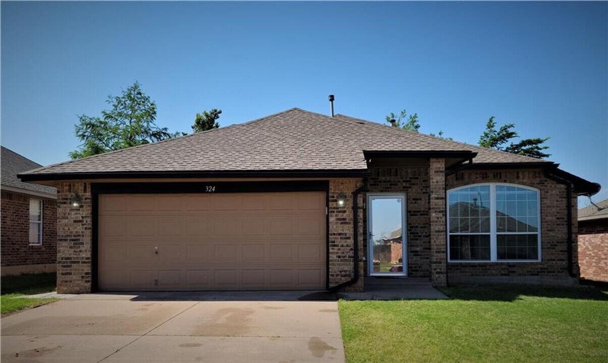 324 SW 39th St in Moore, OK - Building Photo