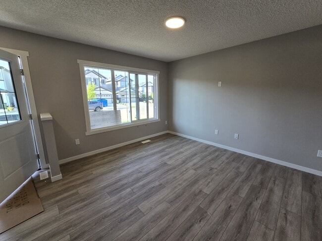 1009 Cy Becker Rd NW in Edmonton, AB - Building Photo - Building Photo