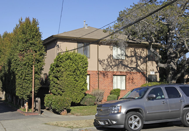 905 Santa Clara Ave in Alameda, CA - Building Photo - Building Photo