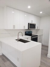 2505 W 67th Pl in Hialeah, FL - Foto de edificio - Building Photo