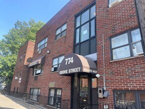 774-776 Grove St in Irvington, NJ - Foto de edificio - Building Photo