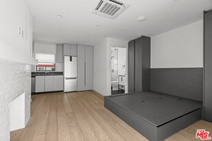 1325 Cabrillo Ave in Los Angeles, CA - Building Photo