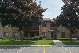 Stoney Creek Apartments in Greece, NY - Foto de edificio - Building Photo