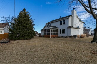 2052 Ashford Rd in Bettendorf, IA - Building Photo - Building Photo