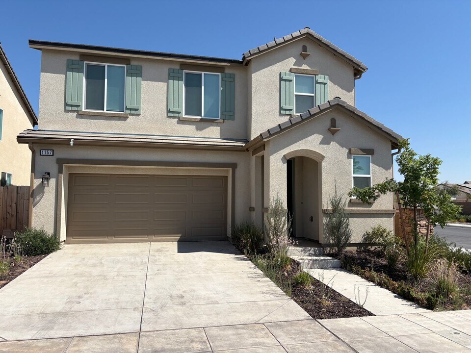 1157 Blue Oak Ln W in Madera, CA - Foto de edificio