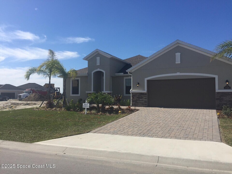 7518 Bluemink Ln in Melbourne, FL - Building Photo