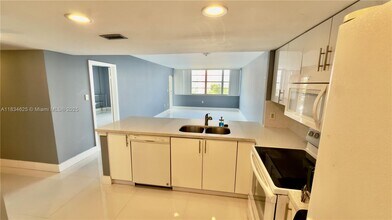 1351 NE Miami Gardens Dr in Miami, FL - Building Photo - Building Photo
