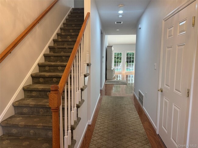 137 Pond View Dr in Port Washington, NY - Building Photo - Building Photo