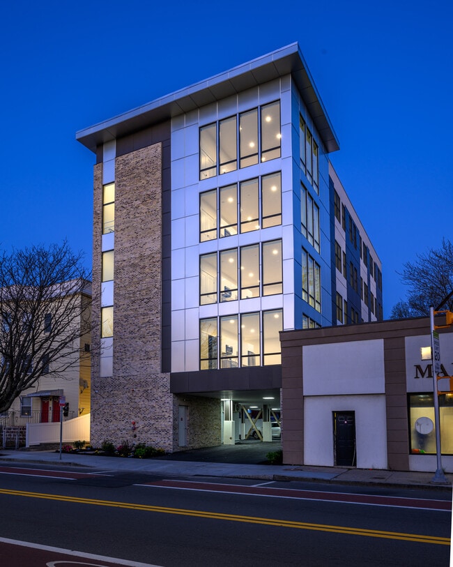 319 Broadway in Everett, MA - Foto de edificio - Building Photo