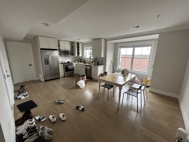 13 Greylock Rd, Unit 3 in Boston, MA - Building Photo - Building Photo