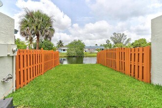 7906 SW 8th St in North Lauderdale, FL - Building Photo - Building Photo