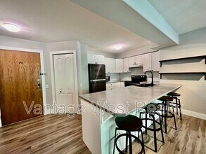 2425-2425 Mt Baldy Dr in Kelowna, BC - Building Photo - Building Photo