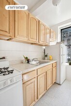 200 W 16th St in New York, NY - Building Photo - Building Photo