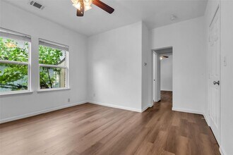 3925 Woodleigh St in Houston, TX - Building Photo - Building Photo