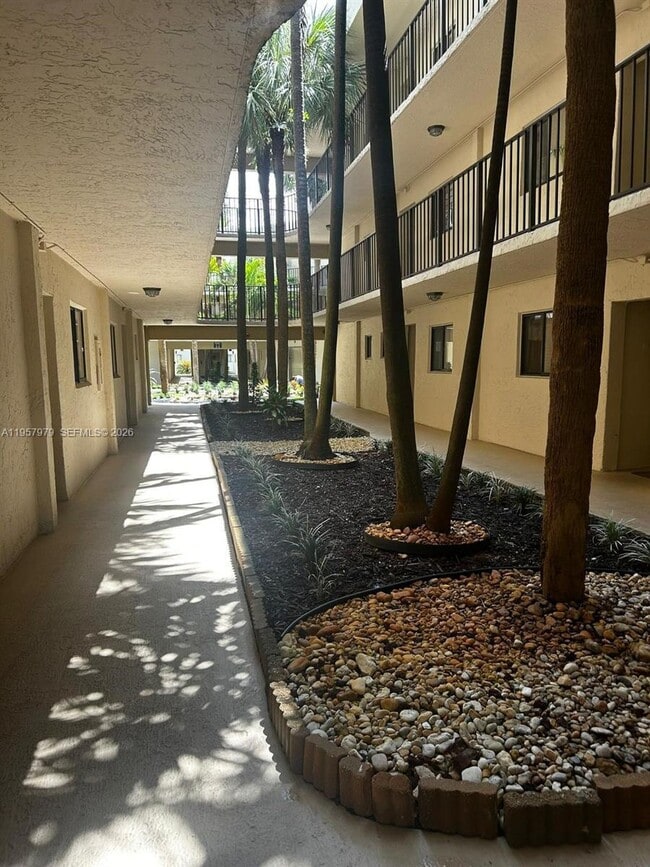 8045 SW 107th Ave in Miami, FL - Building Photo - Building Photo