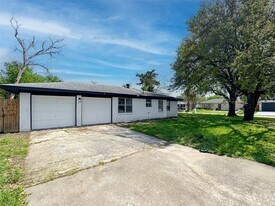 2108 Ontario Ave in Baytown, TX - Building Photo