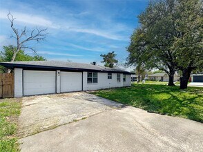 2108 Ontario Ave in Baytown, TX - Building Photo - Building Photo