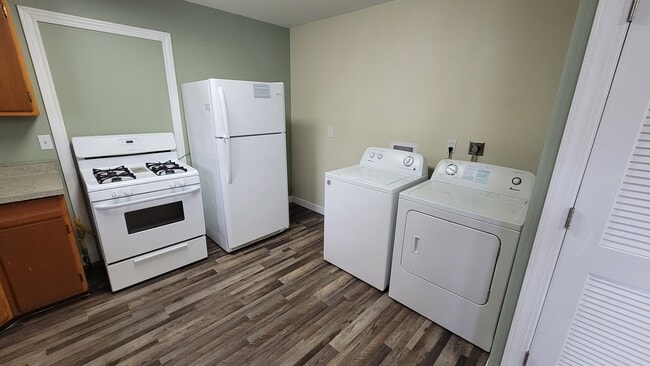 903 Cleveland Ave, Unit East in Charleston, IL - Building Photo - Building Photo