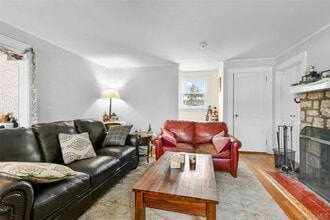 1083 Hunter Ave in Pelham Manor, NY - Building Photo - Building Photo